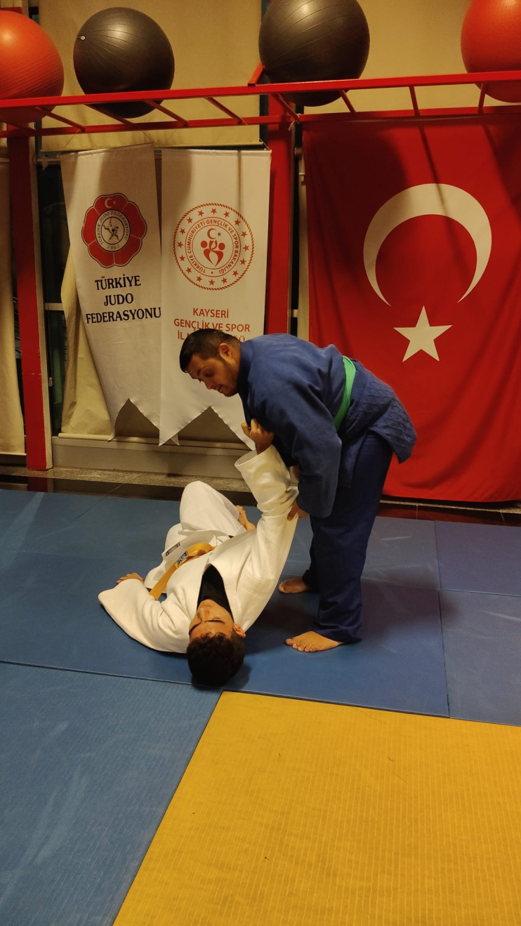 KOCASİNAN’IN ALTIN EVLADI SAMET BALCI TÜRKİYE ŞAMPİYONASI’NA HAZIRLANIYOR