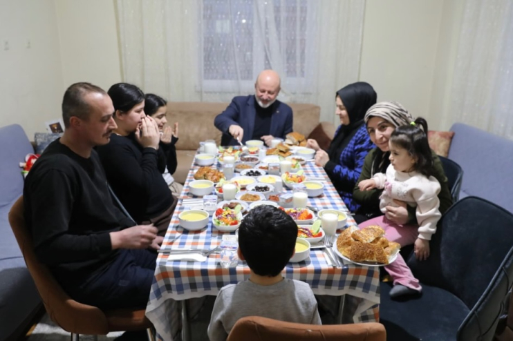 BAŞKAN ÇOLAKBAYRAKDAR: “RAMAZAN’IN BEREKETİNİ HEMŞERİLERİMLE AYNI SOFRADA PAYLAŞIYORUZ”