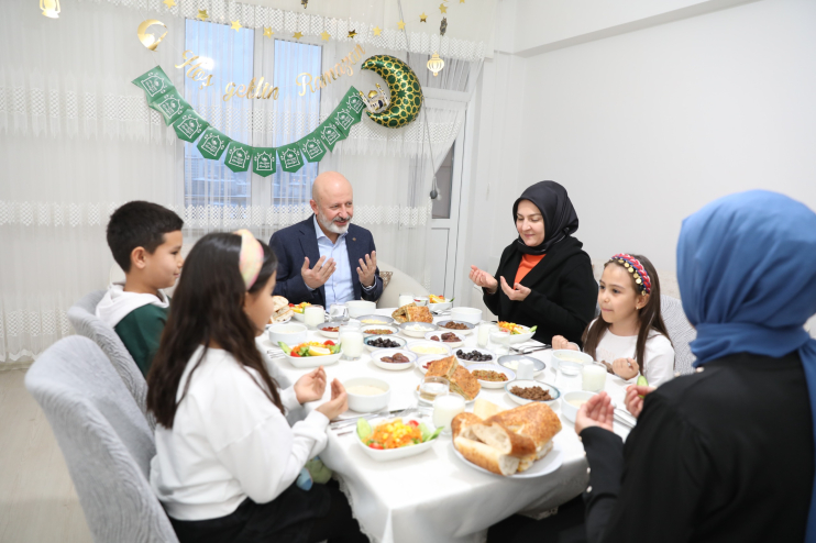 BAŞKAN ÇOLAKBAYRAKDAR’DAN SEFERBERLİK ÇAĞRISINA GÖNÜLLERE DOKUNAN HİZMETLER