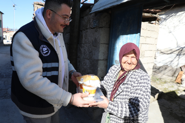HİZMETLERİYLE GÖNÜLLERDE TAHT KURAN BAŞKAN ÇOLAKBAYRAKDAR’A DUALARLA TEŞEKKÜR