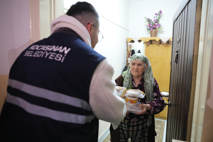 HİZMETLERİYLE GÖNÜLLERDE TAHT KURAN BAŞKAN ÇOLAKBAYRAKDAR’A DUALARLA TEŞEKKÜR
