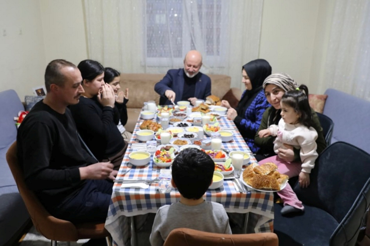 BAŞKAN ÇOLAKBAYRAKDAR: “RAMAZAN’IN BEREKETİNİ HEMŞERİLERİMLE AYNI SOFRADA PAYLAŞTIK”