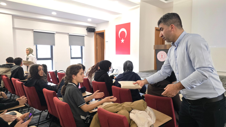 BAŞKAN ÇOLAKBAYRAKDAR, “HİZMETLERİMİZLE OKUYAN BİR NESİL YETİŞTİRİYORUZ”