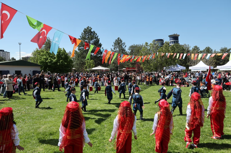 KOCASİNAN’DA BAYRAM HAVASINDA GELENEKSEL DEĞERLERLE RENKLENEN ÇOCUK ŞENLİĞİ