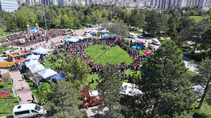 KOCASİNAN’DA BAYRAM HAVASINDA GELENEKSEL DEĞERLERLE RENKLENEN ÇOCUK ŞENLİĞİ