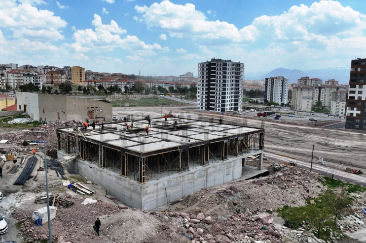 BAŞKAN ÇOLAKBAYRAKDAR’DAN KENTSEL DÖNÜŞÜMDE ANAHTAR TESLİMİ VE DEV PARK MÜJDESİ