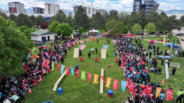 BAŞKAN ÇOLAKBAYRAKDAR: “SPORLA, BİLİMLE VE SANATLA GÜÇLÜ BİR GENÇLİK HEDEFLİYORUZ”