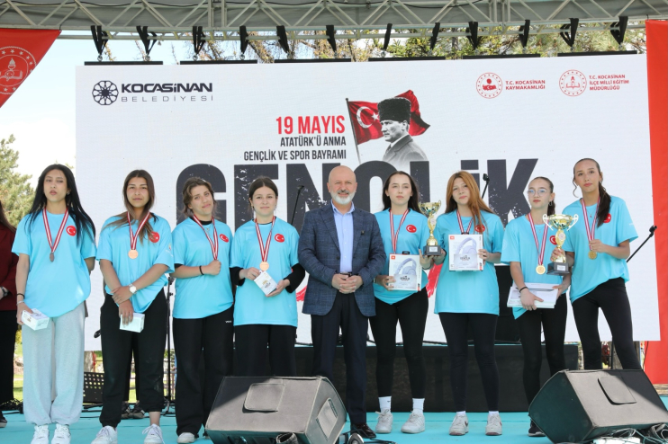 BAŞKAN ÇOLAKBAYRAKDAR: “GENÇLER İÇİN ÇALIŞIYOR, GELECEĞE YATIRIM YAPIYORUZ”