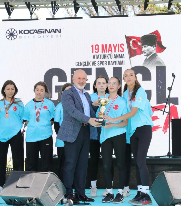 BAŞKAN ÇOLAKBAYRAKDAR: “GENÇLER İÇİN ÇALIŞIYOR, GELECEĞE YATIRIM YAPIYORUZ”