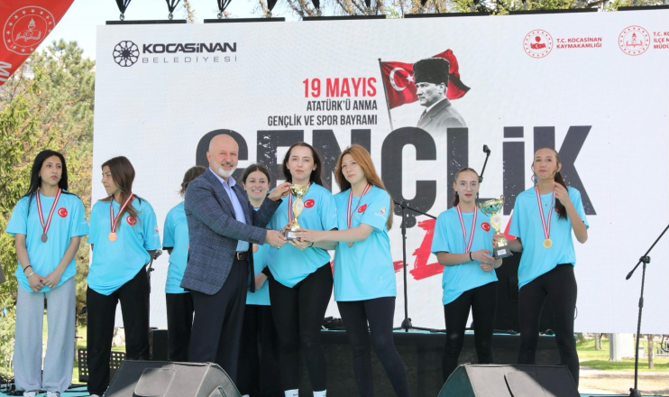 BAŞKAN ÇOLAKBAYRAKDAR: “GENÇLER İÇİN ÇALIŞIYOR, GELECEĞE YATIRIM YAPIYORUZ”