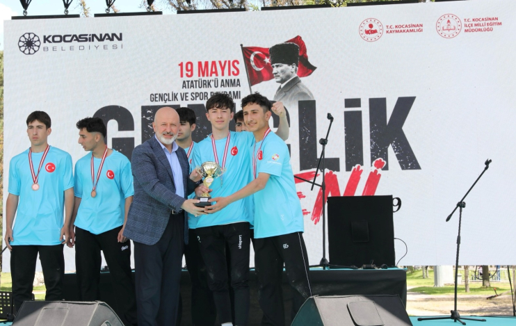 BAŞKAN ÇOLAKBAYRAKDAR: “GENÇLER İÇİN ÇALIŞIYOR, GELECEĞE YATIRIM YAPIYORUZ”