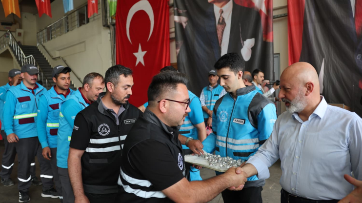 BAŞKAN ÇOLAKBAYRAKDAR: “EŞREF-İ MAHLÛKATA HİZMET ETMENİN GAYRETİ İÇERİSİNDEYİZ”