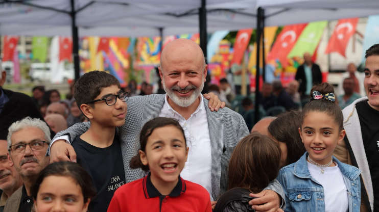 BAŞKAN ÇOLAKBAYRAKDAR: “GENÇLER İSTEDİ, HALI SAHA VE VOLEYBOL SAHASININ SÖZÜNÜ VERDİK”