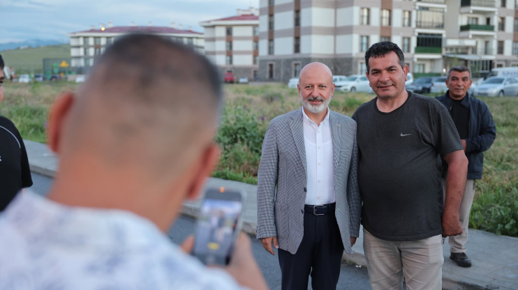 BAŞKAN ÇOLAKBAYRAKDAR: “GENÇLER İSTEDİ, HALI SAHA VE VOLEYBOL SAHASININ SÖZÜNÜ VERDİK”