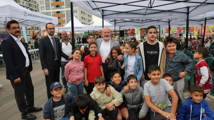 BAŞKAN ÇOLAKBAYRAKDAR: “GENÇLER İSTEDİ, HALI SAHA VE VOLEYBOL SAHASININ SÖZÜNÜ VERDİK”