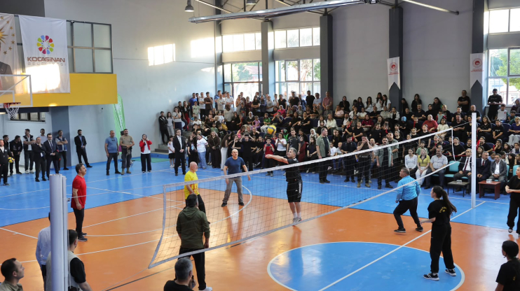 ŞEHİR PROTOKOLÜNÜN ERVA ÖĞRENCİLERİYLE DOSTLUK MAÇI NEFES KESTİ