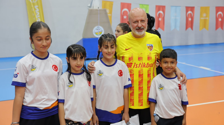 ŞEHİR PROTOKOLÜNÜN ERVA ÖĞRENCİLERİYLE DOSTLUK MAÇI NEFES KESTİ