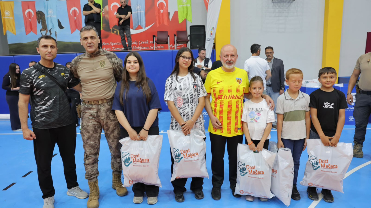 ŞEHİR PROTOKOLÜNÜN ERVA ÖĞRENCİLERİYLE DOSTLUK MAÇI NEFES KESTİ