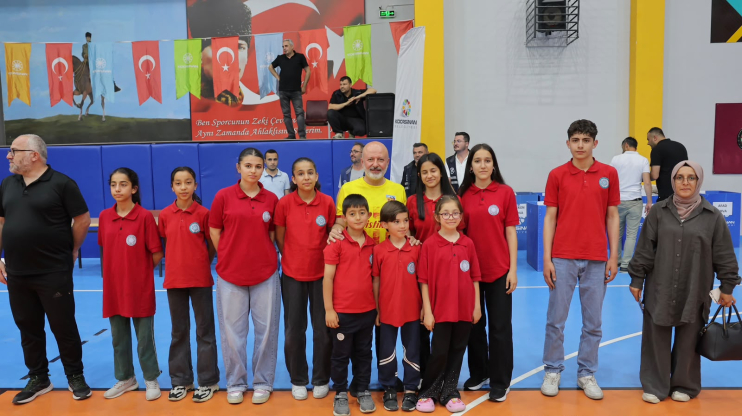 ŞEHİR PROTOKOLÜNÜN ERVA ÖĞRENCİLERİYLE DOSTLUK MAÇI NEFES KESTİ