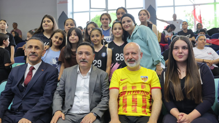 ŞEHİR PROTOKOLÜNÜN ERVA ÖĞRENCİLERİYLE DOSTLUK MAÇI NEFES KESTİ