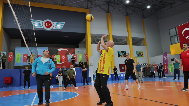 ŞEHİR PROTOKOLÜNÜN ERVA ÖĞRENCİLERİYLE DOSTLUK MAÇI NEFES KESTİ