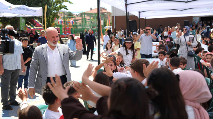 BAŞKAN ÇOLAKBAYRAKDAR ÖĞRENCİLERİN KARNE SEVİNCİNE ORTAK OLDU
