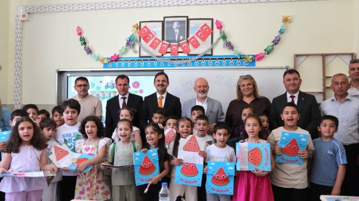 BAŞKAN ÇOLAKBAYRAKDAR ÖĞRENCİLERİN KARNE SEVİNCİNE ORTAK OLDU