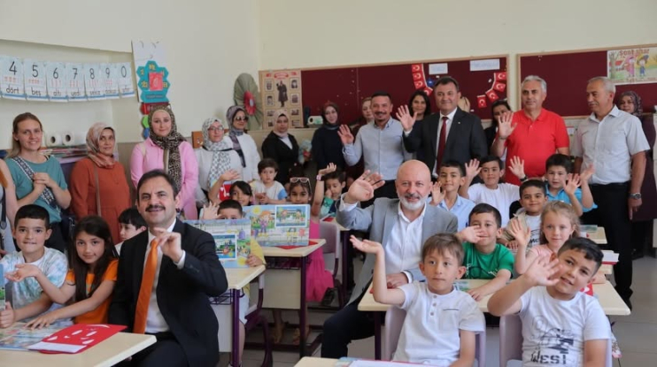 BAŞKAN ÇOLAKBAYRAKDAR ÖĞRENCİLERİN KARNE SEVİNCİNE ORTAK OLDU