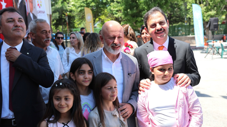 BAŞKAN ÇOLAKBAYRAKDAR ÖĞRENCİLERİN KARNE SEVİNCİNE ORTAK OLDU