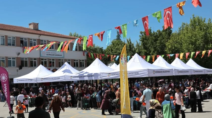 BAŞKAN ÇOLAKBAYRAKDAR ÖĞRENCİLERİN KARNE SEVİNCİNE ORTAK OLDU