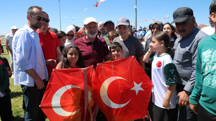 UÇURTMALAR GÖKYÜZÜNÜ RENKLENDİRDİ, KOCASİNAN’DA MUTLULUK REKORU KIRILDI
