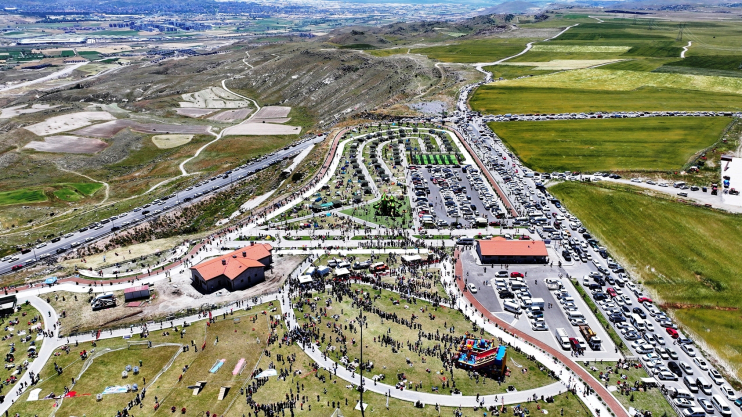 UÇURTMALAR GÖKYÜZÜNÜ RENKLENDİRDİ, KOCASİNAN’DA MUTLULUK REKORU KIRILDI