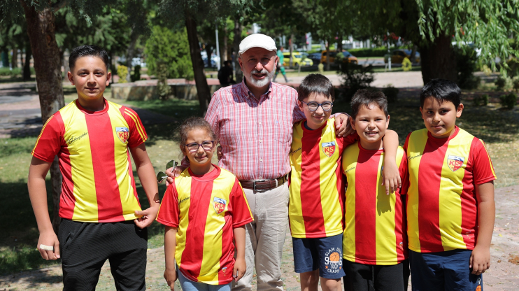 BAŞKAN ÇOLAKBAYRAKDAR: “PARKLARIMIZI KOCASİNAN’A YAKIŞIR MODERN YAŞAM ALANLARINA DÖNÜŞTÜRÜYORUZ”