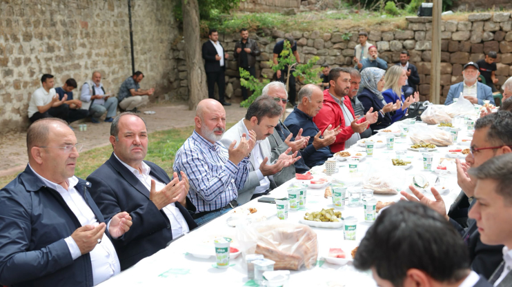 BAŞKAN ÇOLAKBAYRAKDAR: “GELENEKLERİMİZİ YAŞATIYOR, GÖNÜL KÖPRÜLERİ KURUYORUZ”