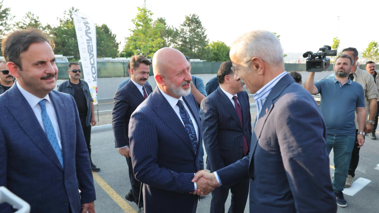 BAKAN URALOĞLU’NDAN BAŞKAN ÇOLAKBAYRAKDAR’A ÖVGÜ: “MAŞALLAH KARAYOLLARI GİBİ YOL YAPIYORSUNUZ”