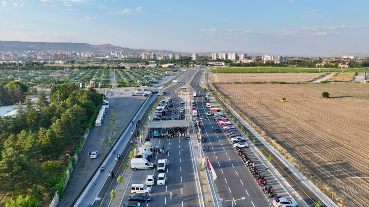 BAKAN URALOĞLU’NDAN BAŞKAN ÇOLAKBAYRAKDAR’A ÖVGÜ: “MAŞALLAH KARAYOLLARI GİBİ YOL YAPIYORSUNUZ”