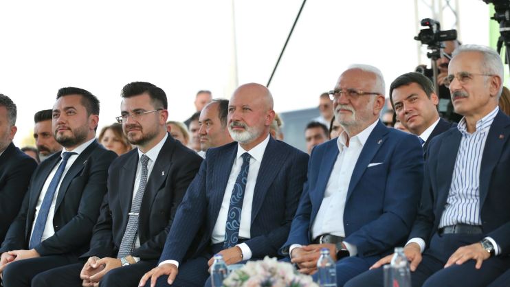 BAKAN URALOĞLU’NDAN BAŞKAN ÇOLAKBAYRAKDAR’A ÖVGÜ: “MAŞALLAH KARAYOLLARI GİBİ YOL YAPIYORSUNUZ”