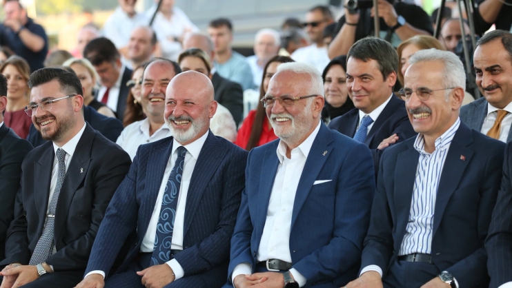 BAKAN URALOĞLU’NDAN BAŞKAN ÇOLAKBAYRAKDAR’A ÖVGÜ: “MAŞALLAH KARAYOLLARI GİBİ YOL YAPIYORSUNUZ”
