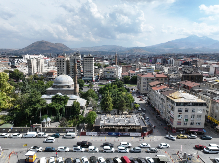 BAŞKAN ÇOLAKBAYRAKDAR: “KURŞUNLU CAMİ’YE TARİHİ DOKUSUNA YAKIŞAN MODERN BİR DOKUNUŞ KAZANDIRIYORUZ”