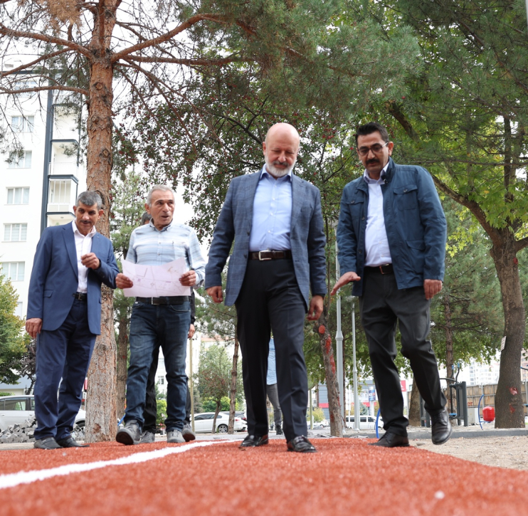 BAŞKAN ÇOLAKBAYRAKDAR: “YILLARIN PARKLARINI YENİLİYOR, MAHALLELERİMİZE NEFES KAZANDIRIYORUZ”