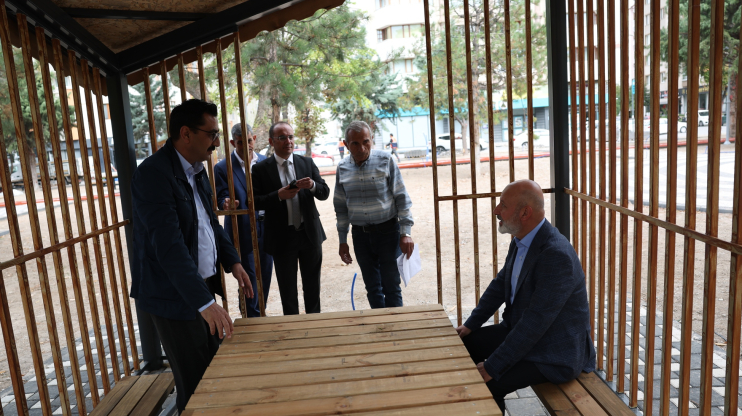 BAŞKAN ÇOLAKBAYRAKDAR: “YILLARIN PARKLARINI YENİLİYOR, MAHALLELERİMİZE NEFES KAZANDIRIYORUZ”