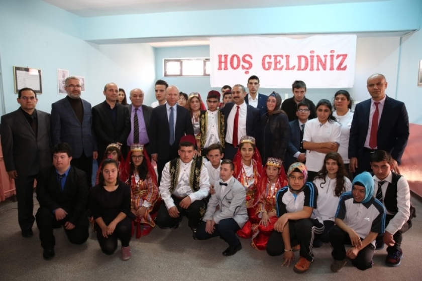 EĞİTİMCİNİN DOSTU ÇOLAKBAYRAKDAR’A ÖĞRETMENLERDEN ANLAMLI HEDİYE