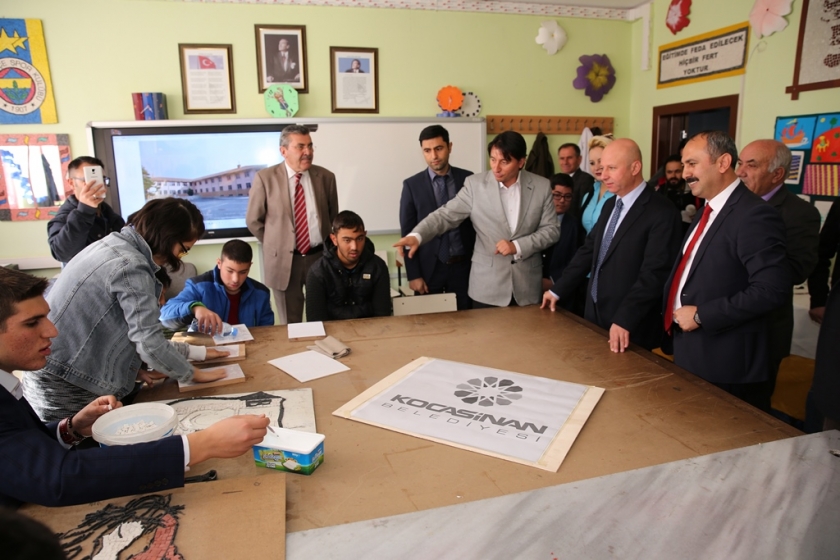 EĞİTİMCİNİN DOSTU ÇOLAKBAYRAKDAR’A ÖĞRETMENLERDEN ANLAMLI HEDİYE
