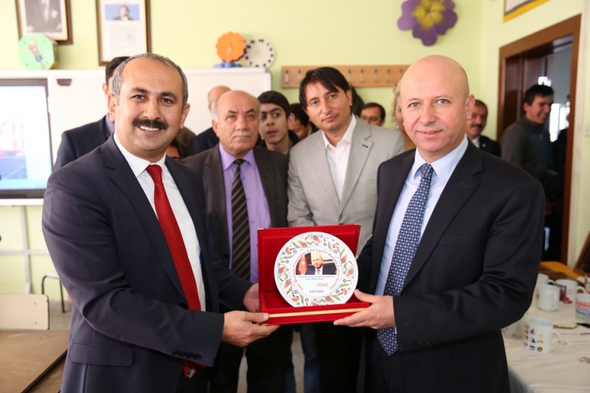 EĞİTİMCİNİN DOSTU ÇOLAKBAYRAKDAR’A ÖĞRETMENLERDEN ANLAMLI HEDİYE