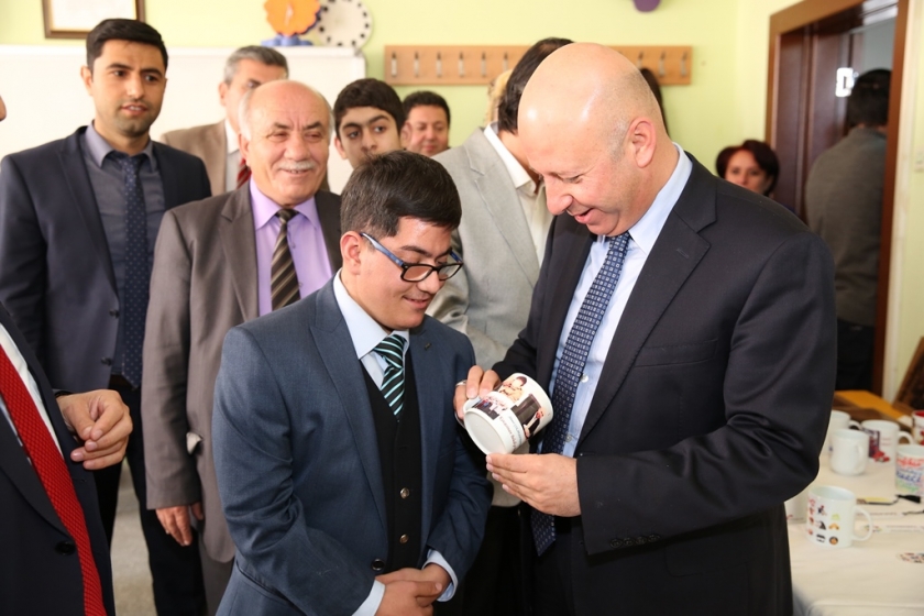 EĞİTİMCİNİN DOSTU ÇOLAKBAYRAKDAR’A ÖĞRETMENLERDEN ANLAMLI HEDİYE
