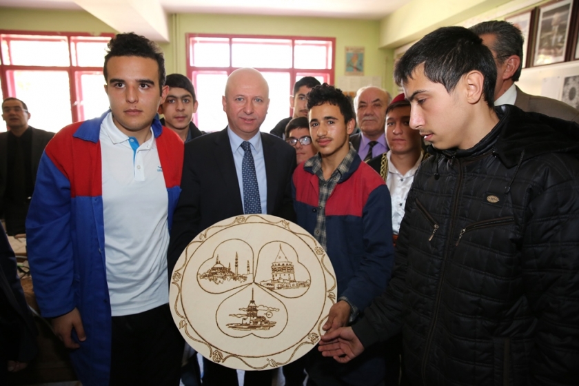 EĞİTİMCİNİN DOSTU ÇOLAKBAYRAKDAR’A ÖĞRETMENLERDEN ANLAMLI HEDİYE