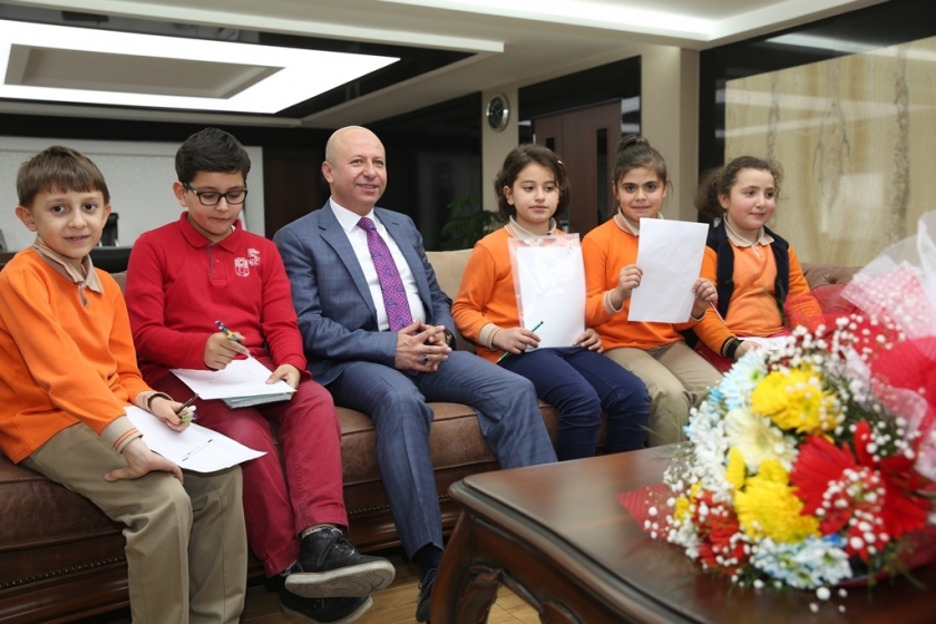 BAŞKAN ÇOLAKBAYRAKDAR MİNİK YÜREKLERİ AĞIRLADI