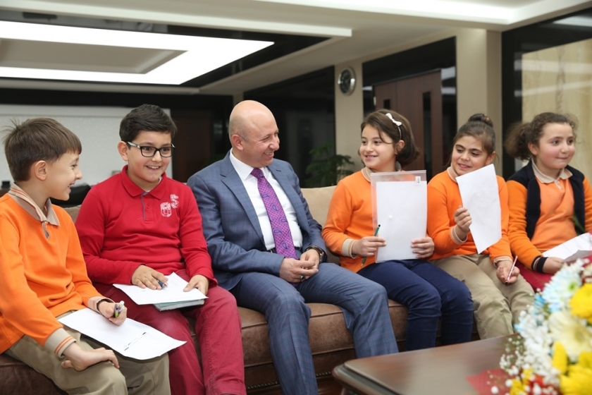 BAŞKAN ÇOLAKBAYRAKDAR MİNİK YÜREKLERİ AĞIRLADI