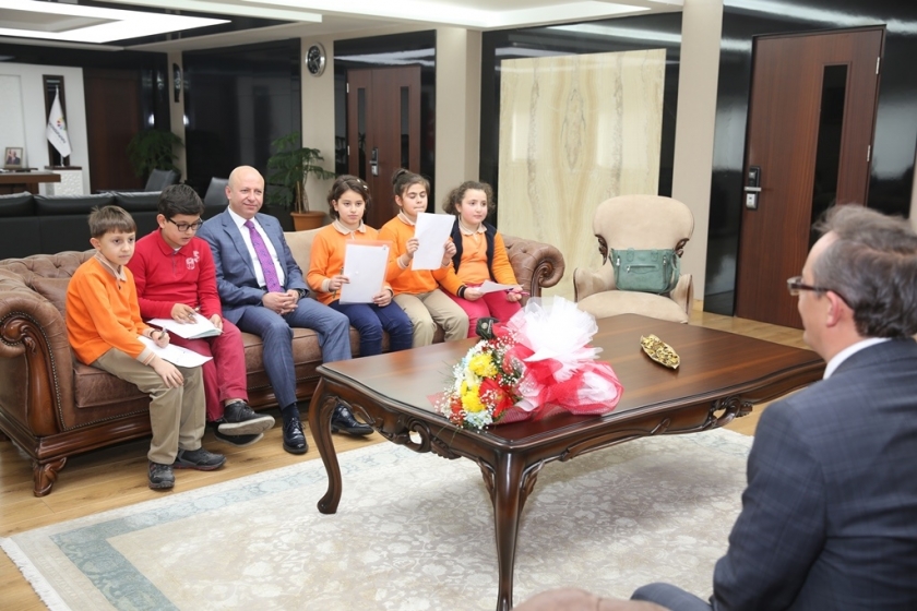 BAŞKAN ÇOLAKBAYRAKDAR MİNİK YÜREKLERİ AĞIRLADI