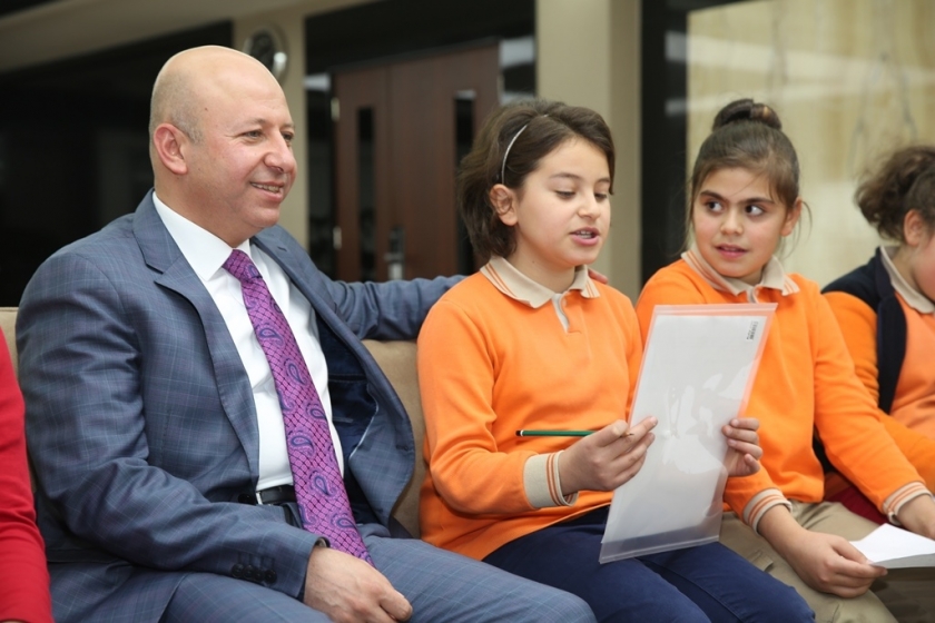 BAŞKAN ÇOLAKBAYRAKDAR MİNİK YÜREKLERİ AĞIRLADI